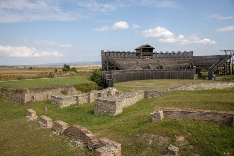 Houten reconstructie van een Romeinse wachttoren boven oude ruïnes