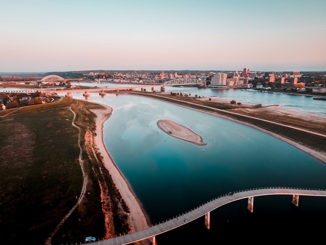Luchtfoto van de Rijn met bruggen en rivieroevers bij een Gelderse stad